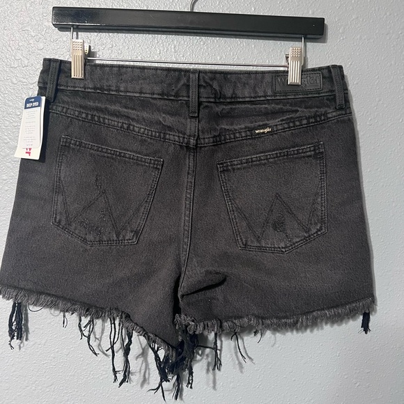 NWT Wrangler Mid-Rise Vintage Distress Denim Short WomenS Sz 8/29 Black Wash NEW - Picture 2 of 6
